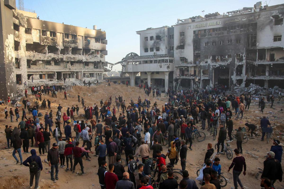 Los palestinos inspeccionan los daños en el hospital Al-Shifa de Gaza después de que el ejército israelí se retirara del complejo que alberga el hospital el 1 de abril de 2024, en medio de las batallas en curso entre Israel y el grupo militante Hamás.