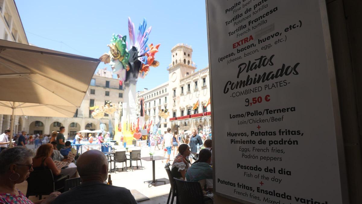 Hasta la bandera: en Alicante no cabe un alfiler en unas Hogueras de récord