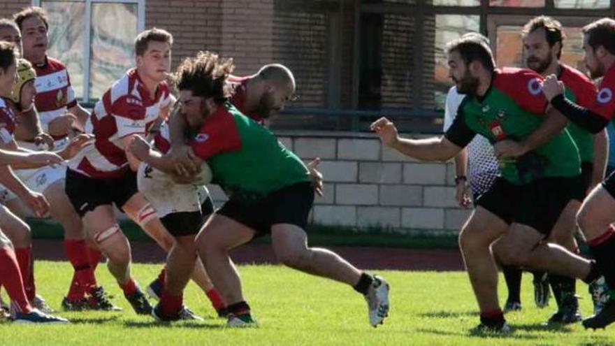 Estévez realiza un placaje a un delantero del Arroyo RC en el partido de ayer.