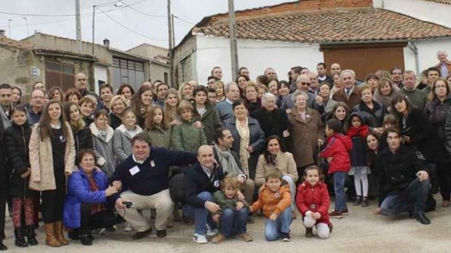 Reunión de los descendientes de la familia Julián Herrera en el pueblo de La Hiniesta.