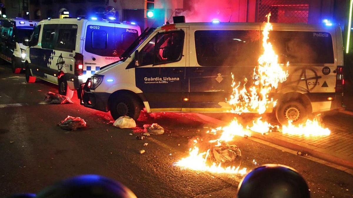 Un grup de violents va calar foc a una furgoneta de la Guàrdia Urbana amb un agent a l&#039;interior.