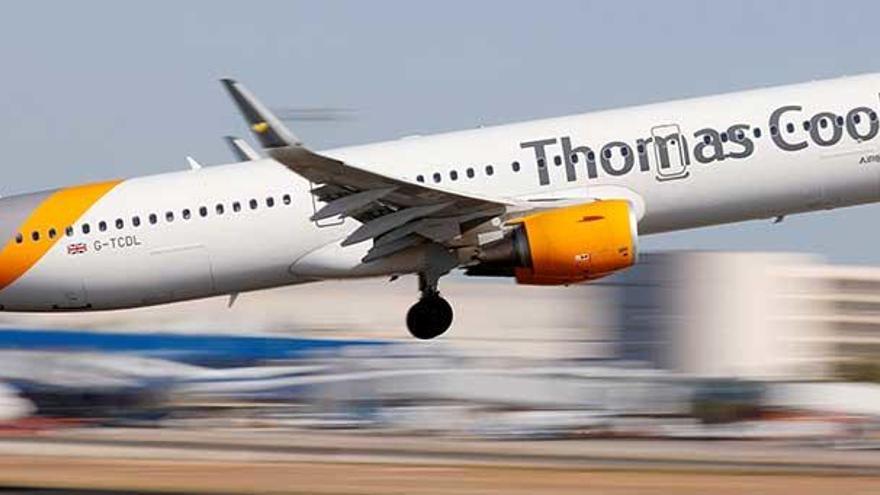 Un avión de Thomas Cook despega del aeropuerto de Palma de Mallorca.
