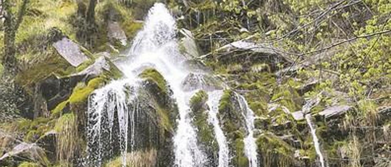 María Cordero y Jorge Montoro, bajo la cascada.