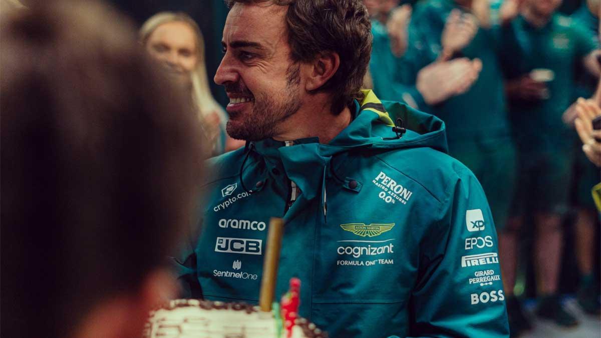 Alonso, con su tarta de cumpleaños en el box de Aston Martin