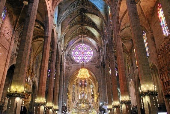 Zur deutschsprachigen Christvesper in der Kathedrale kamen am Samstag (24.12.) wieder zahlreiche Residenten und Urlauber. Die Predigt hielt in diesem Jahr Pfarrerin Heike Stijohann.