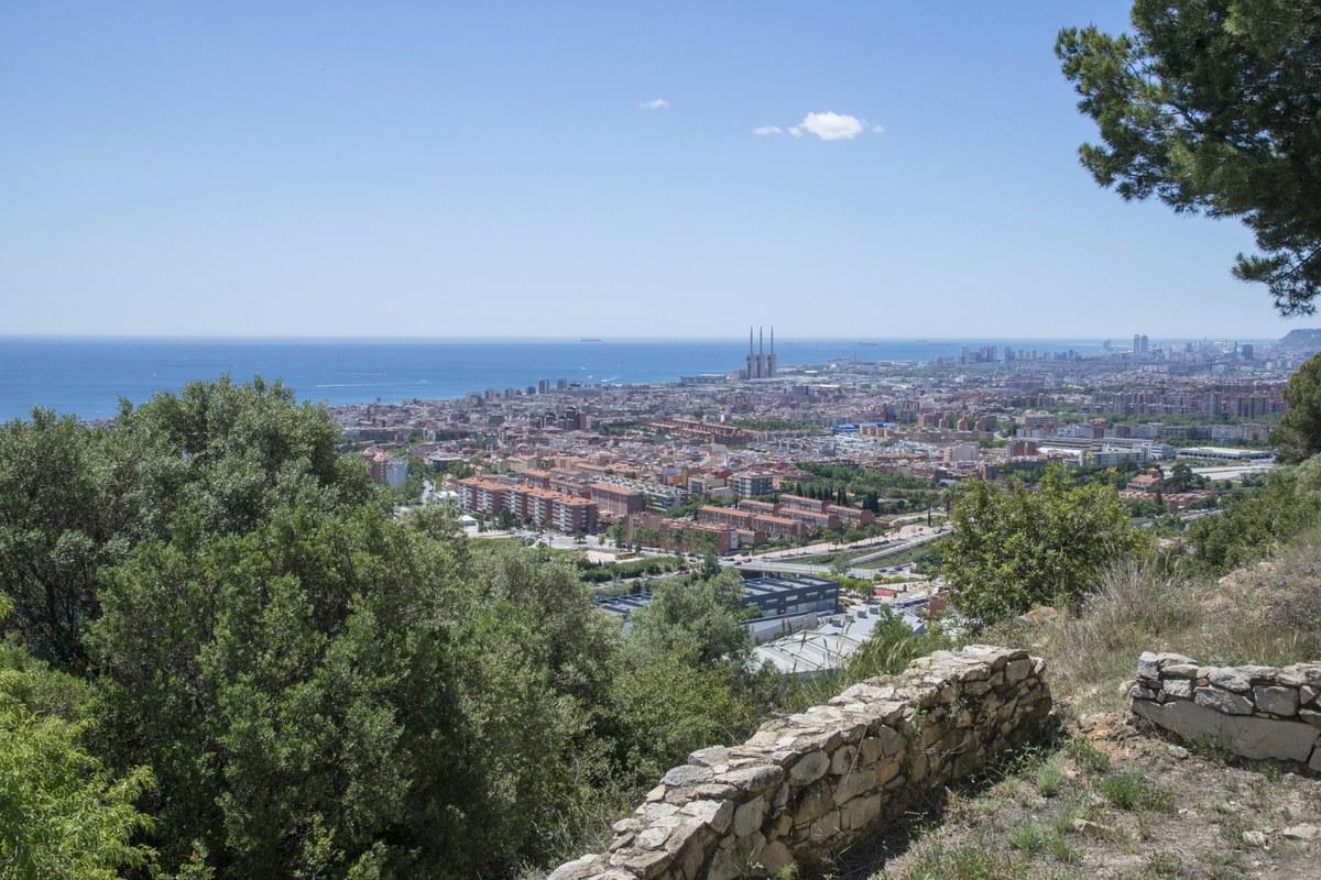 Vistas del barrio de Pomar y de la ciudad de Badalona desde el cercano Turó d'en Boscà