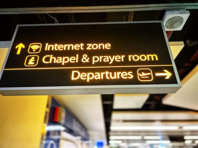 En la mayoría de aeropuertos existen lugares de culto para orar.