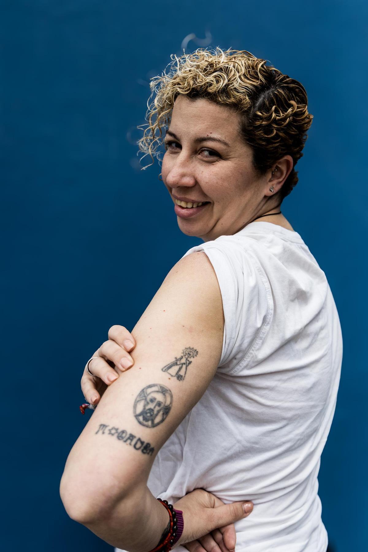 Laura Méndez muestra su tatuaje de la Santa Faz.
