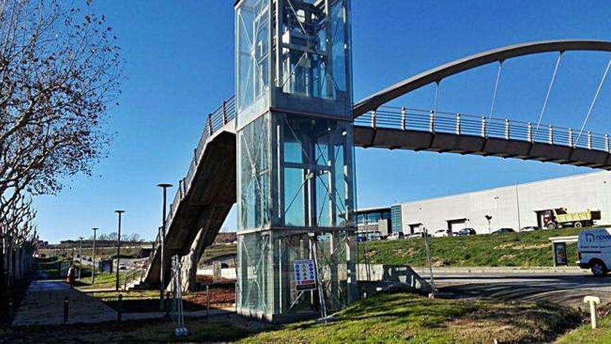 Treballs a l&#039;ascensor de la passarel·la del barri de la Rosaleda