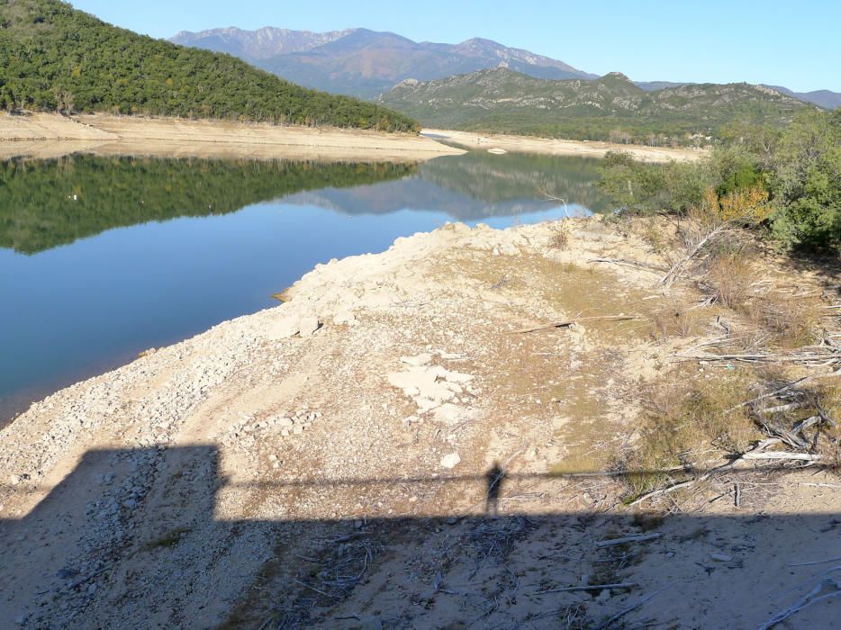 La sequera fa baixar les reserves del pantà de Darnius