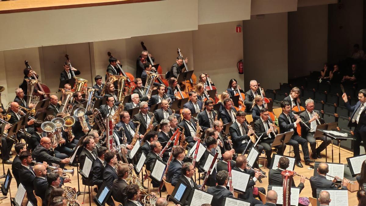 La banda, durante la actuación bajo la dirección de Marcel
