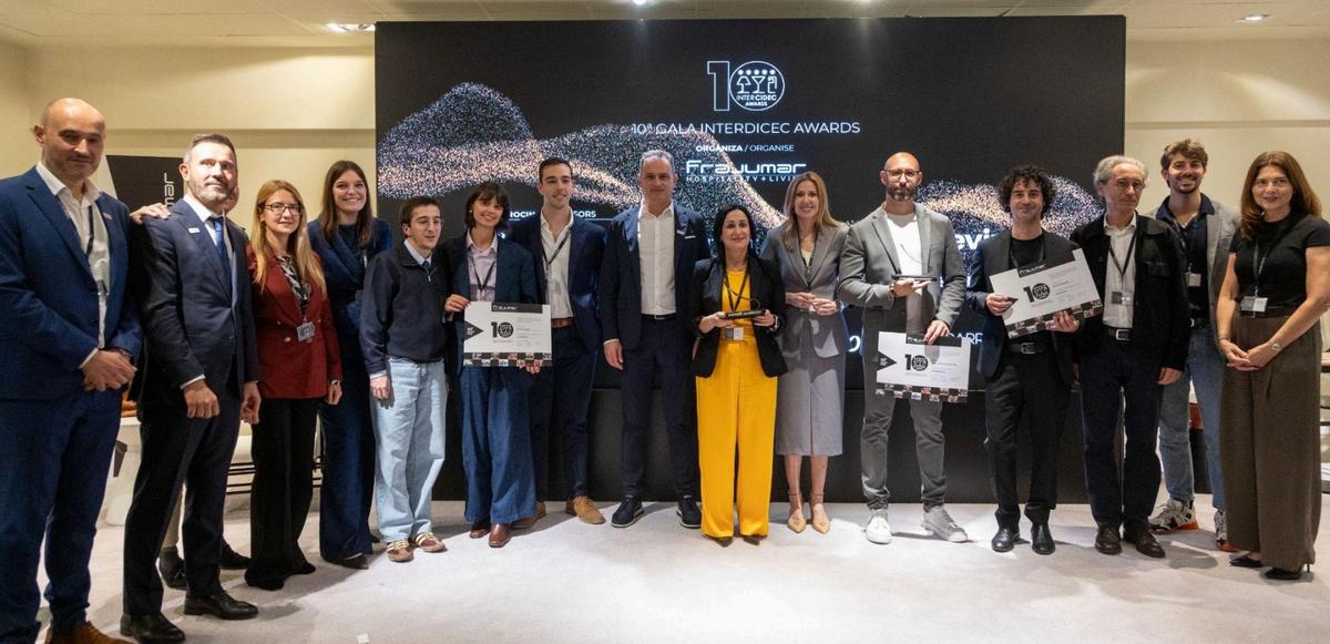 Foto de familia de los premiados durante la gala.