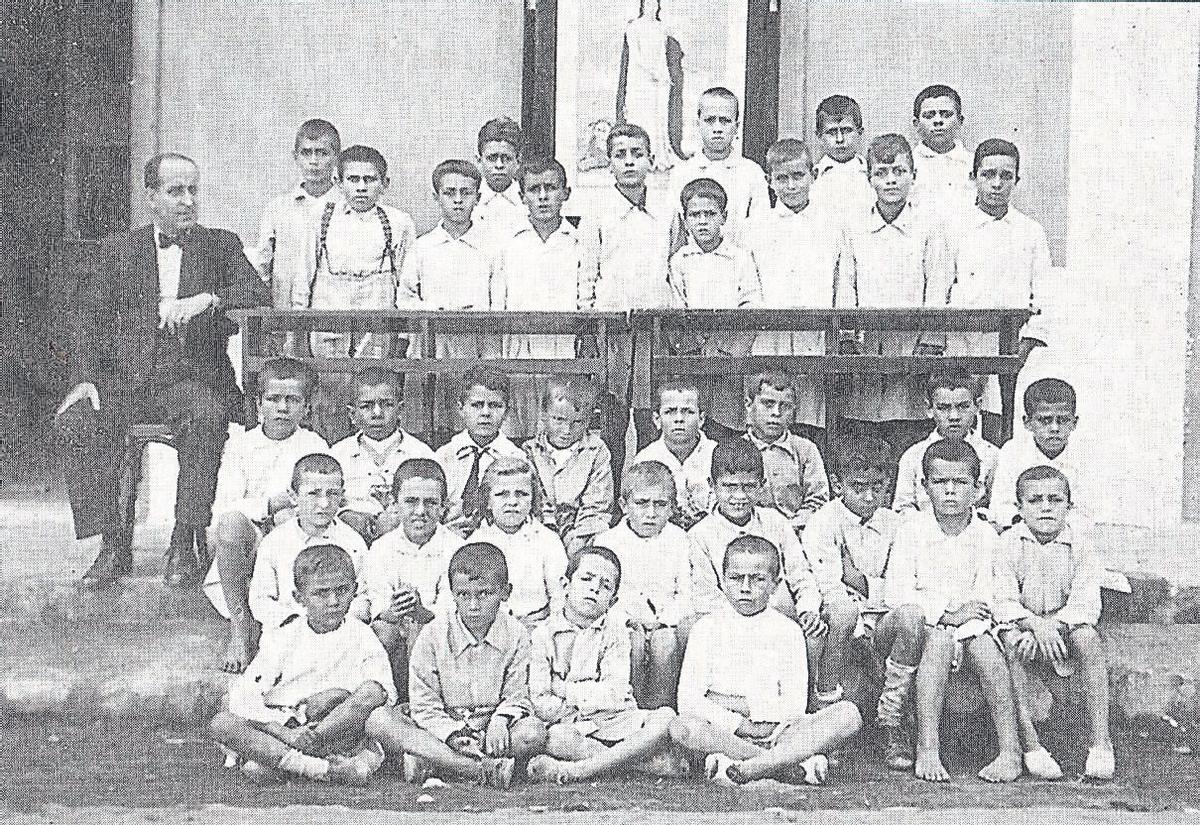 El maestro republicano Enrique Caro, con alumnos de Jinámar (Telde, Gran Canaria) en  el año 1934.