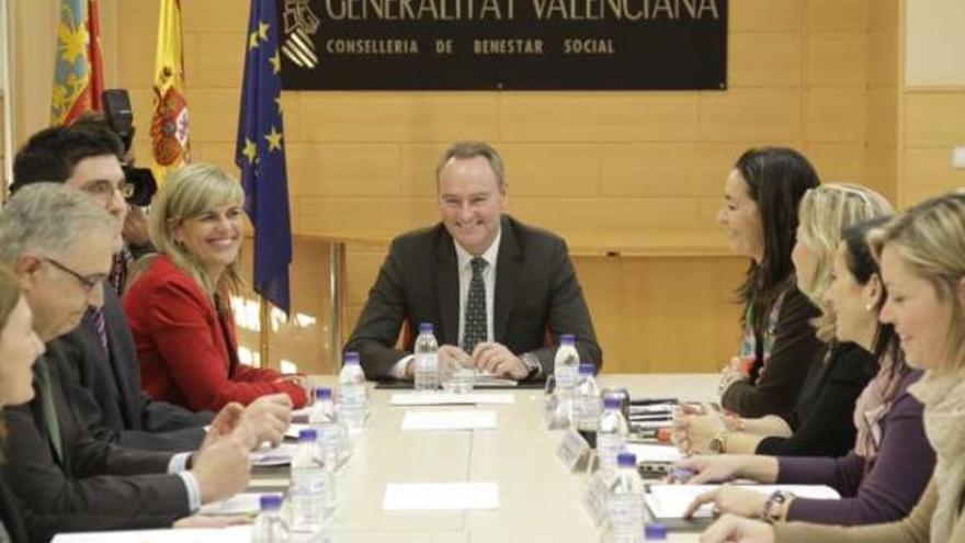 Fabra durante la reunión de ayer con el equipo directivo de la Conselleria de Bienestar Social.