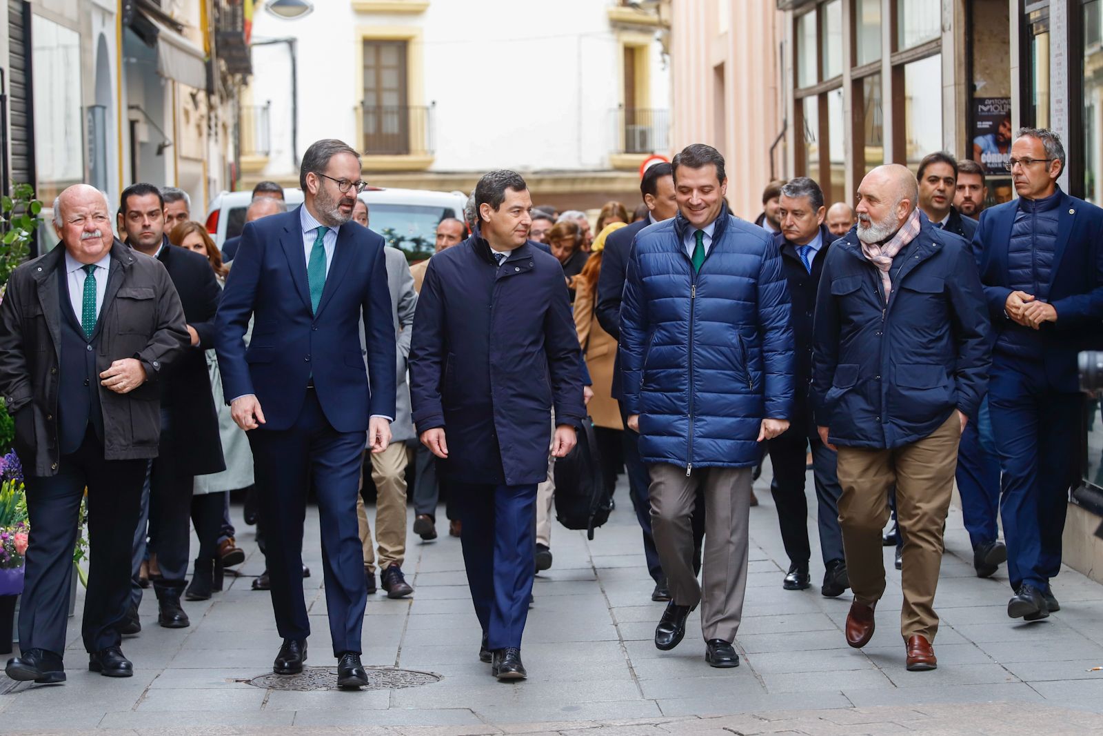 El presidente andaluz visita a los comerciantes del centro