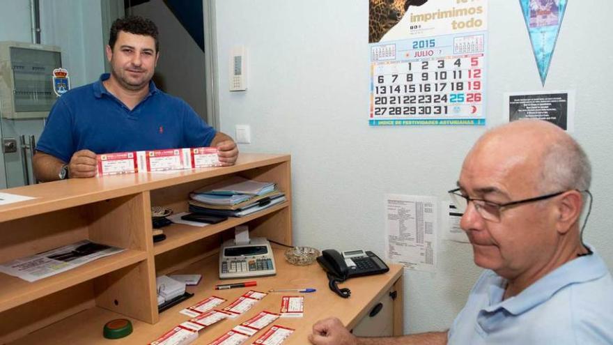 Un aficionado muestra las entradas adquiridas ayer en Oviedo.