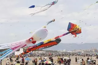 València celebra el XXIV Festival de Cometas en la playa del Cabanyal