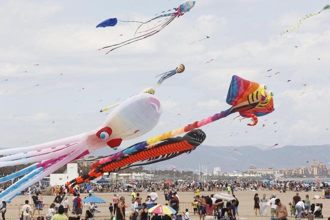 València celebra el XXIV Festival de Cometas en la playa del Cabanyal