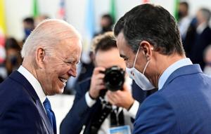 El presidente de EEUU, Joe Biden, saluda al presidente español, Pedro Sánchez