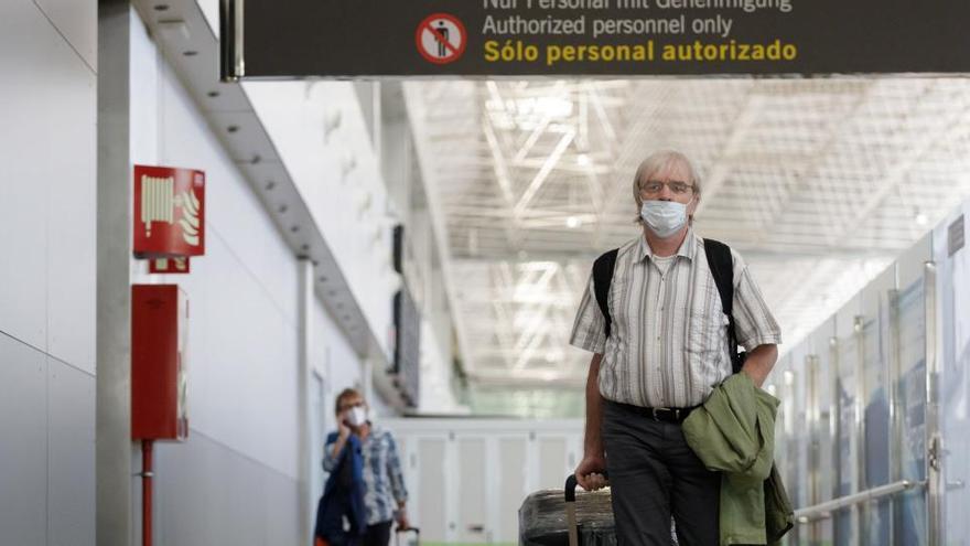 Pasajeros alemanes a su llegada al aeropuerto de Tenerife