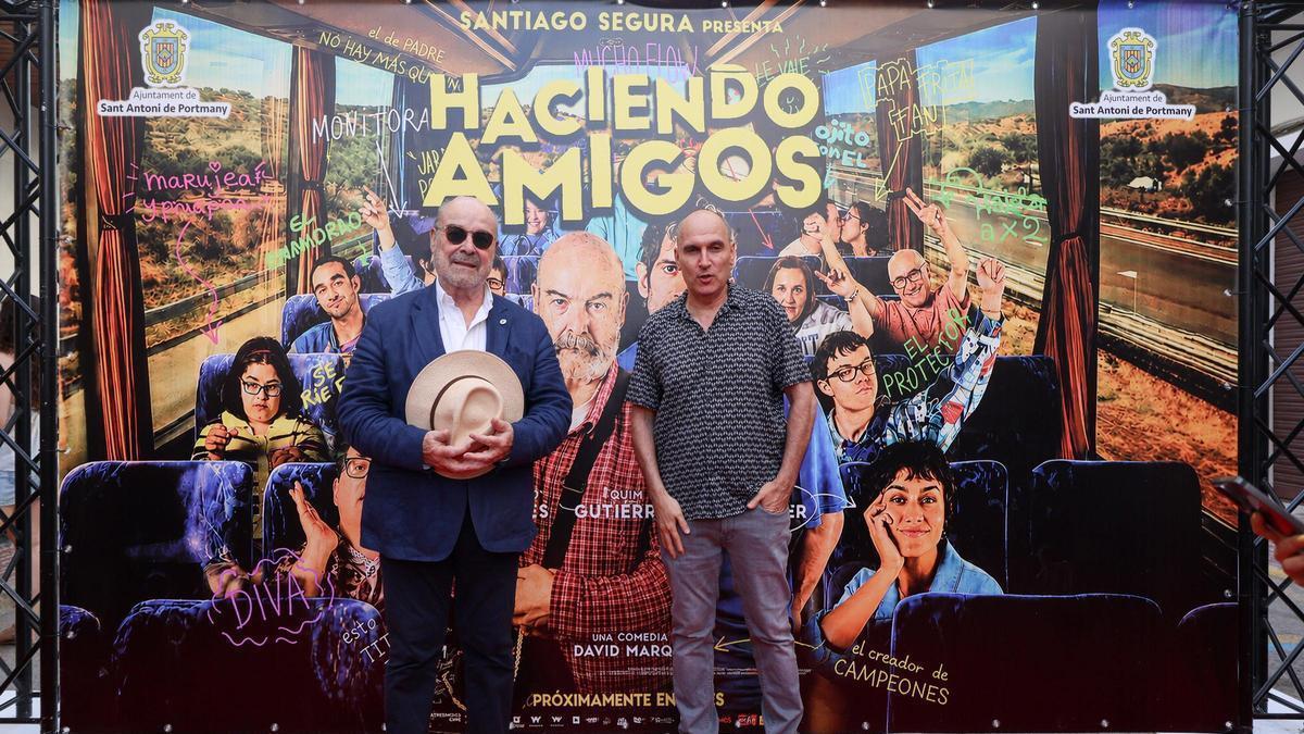 Resines y Marqués posan en el 'photocall' a las puertas del Cine Regio