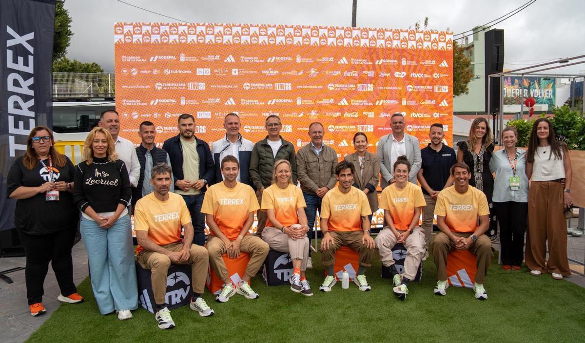 Foto de familia durante la inauguración de la Transvulcania Adidas. |