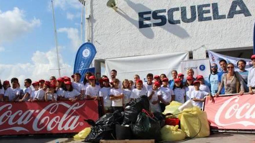 Los escolares de Xàbia limpian las playas de residuos