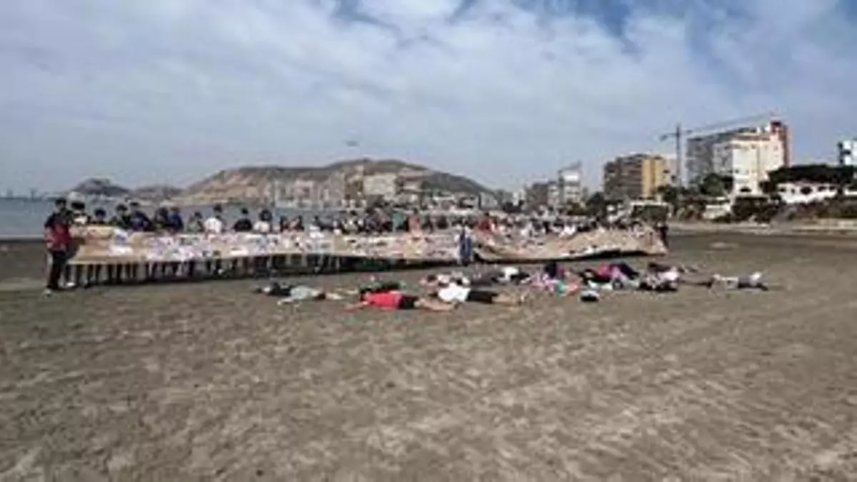 Erasmus piden que acaben las guerras con una performance en la playa de la Almadraba