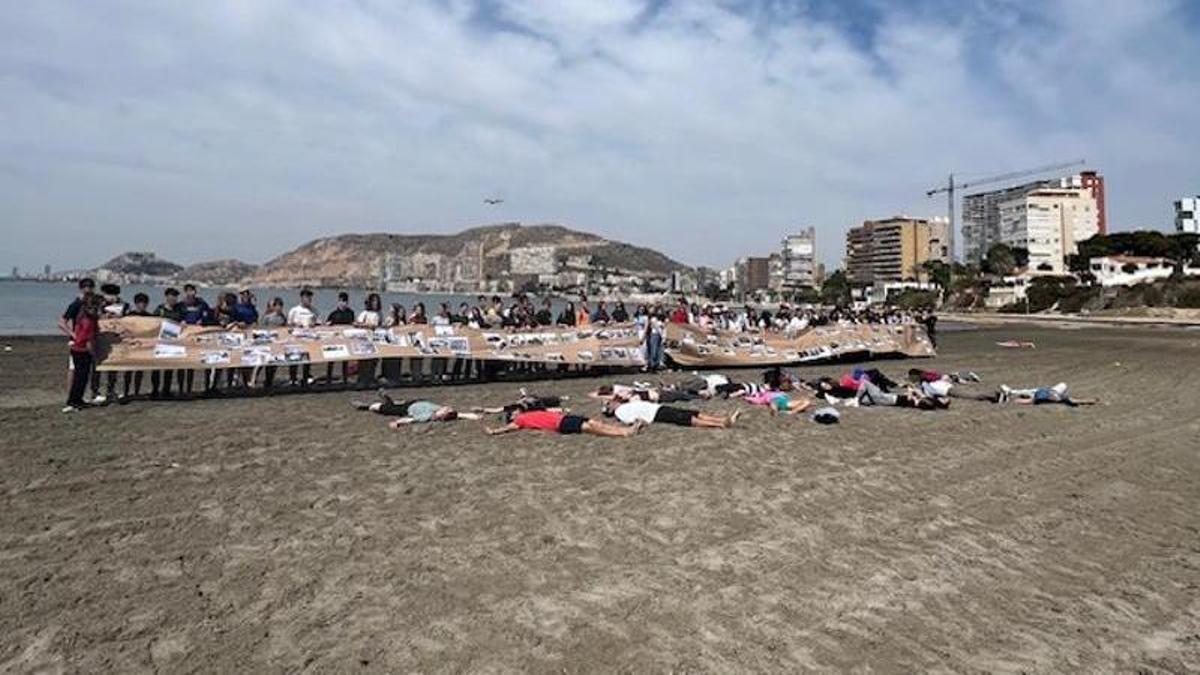 Performance de estudiantes de Erasmus en Alicante contra las guerras