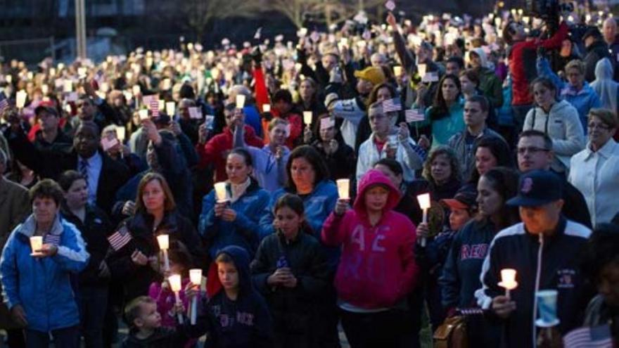 Cientos de personas se concentran para recordar a las víctimas de Boston