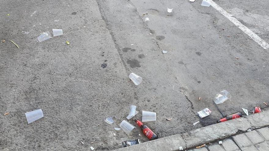 Quejas por los restos de botellón durante días en la plaza Cánovas del Port