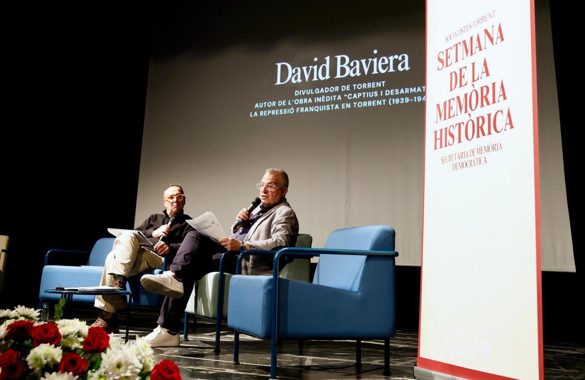 Intervención del divulgador David Baviera, junto al concejal y presentador Pascual Martínez.