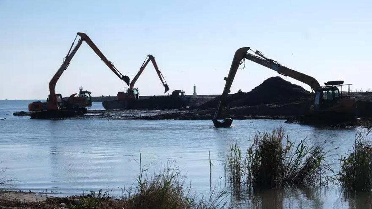 Dragado de emergencia de la desembocadura del cauce viejo en 2023