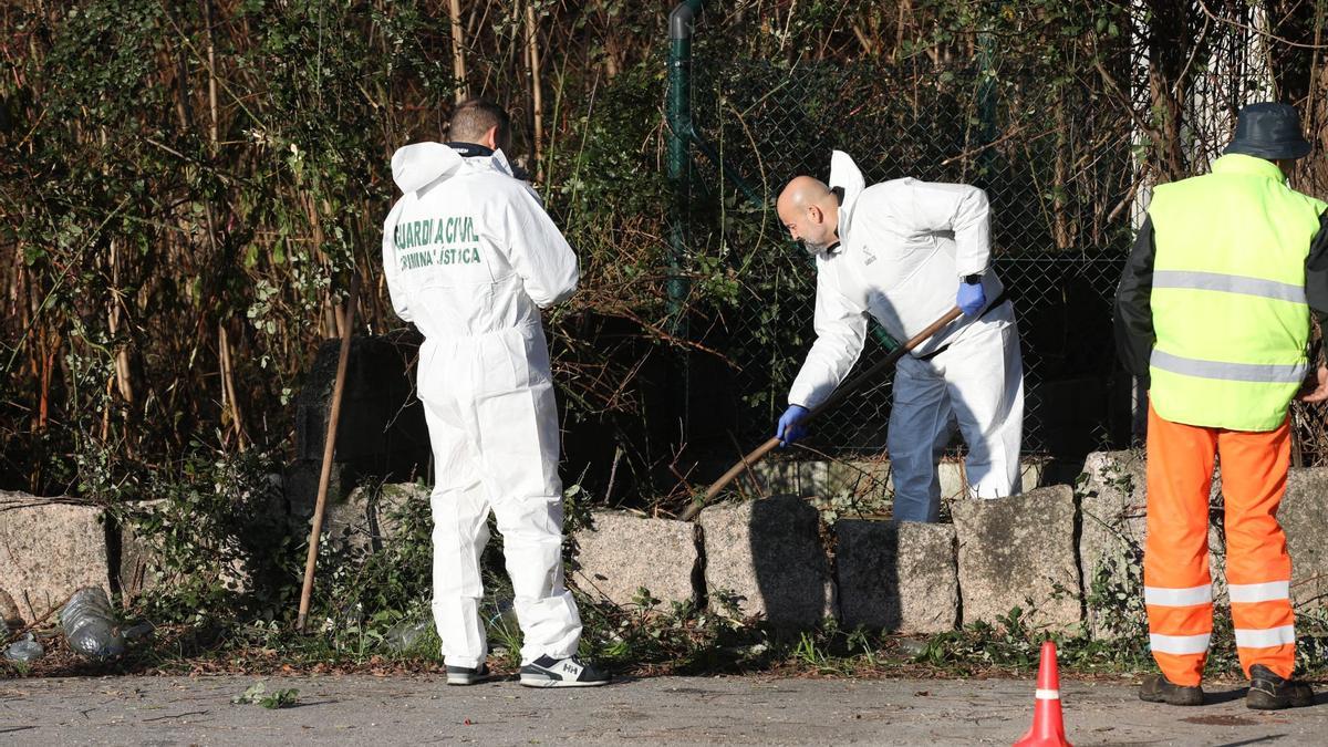 Investigadores en la zona en la que fue localizado el cuerpo el día del hallazgo.