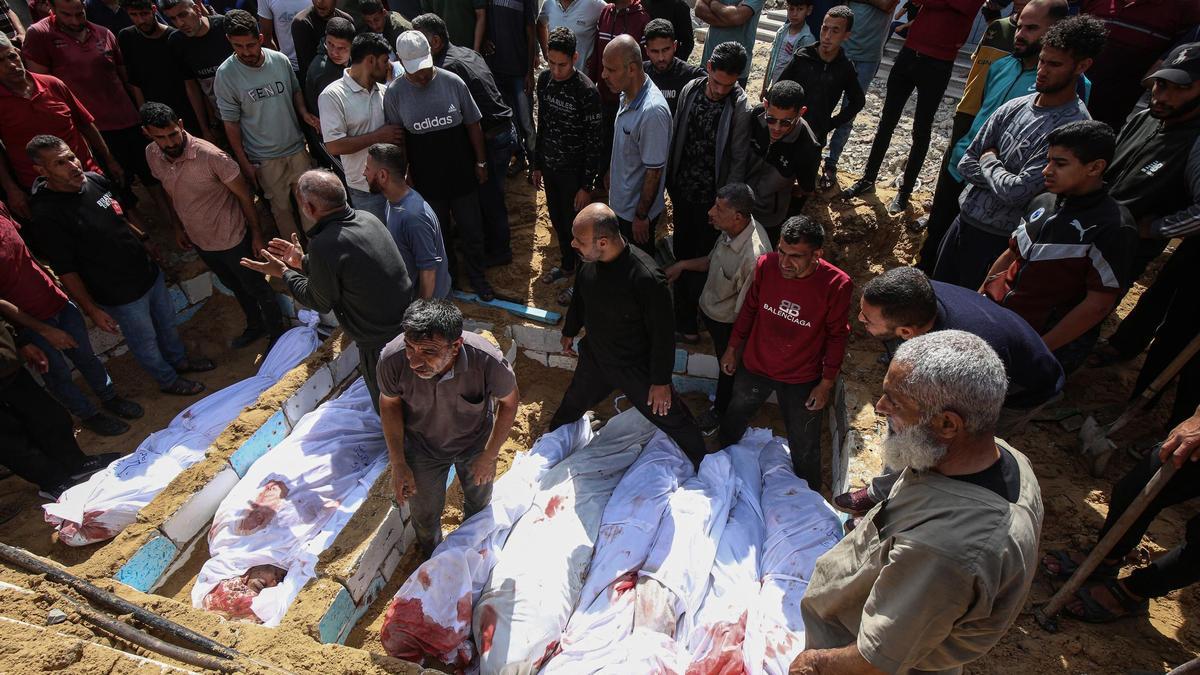 Palestinos entierran en una fosa común en Yabalia a varios muertos por la ofensiva militar desatada por el Ejército de Israel contra la Franja de Gaza tras los ataques del 7 de octubre de 2023 (archivo)