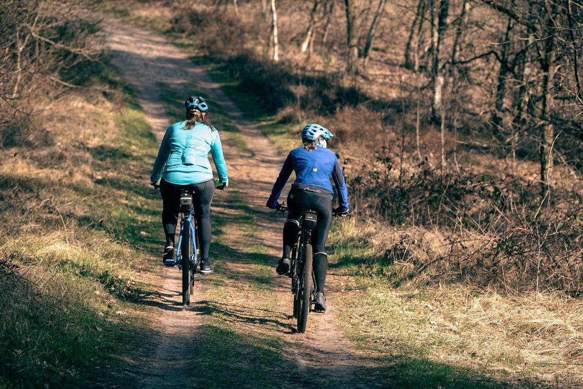 La ruta de las sillas gigantes es perfecta para recorrer en bicicleta.