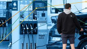 Els carburants pugen 24 hores després de l’anunci del bo descompte i amb el petroli a la baixa