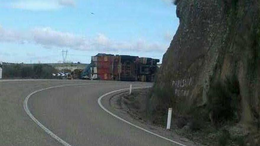 Un camión vuelca en la carretera de Cibanal