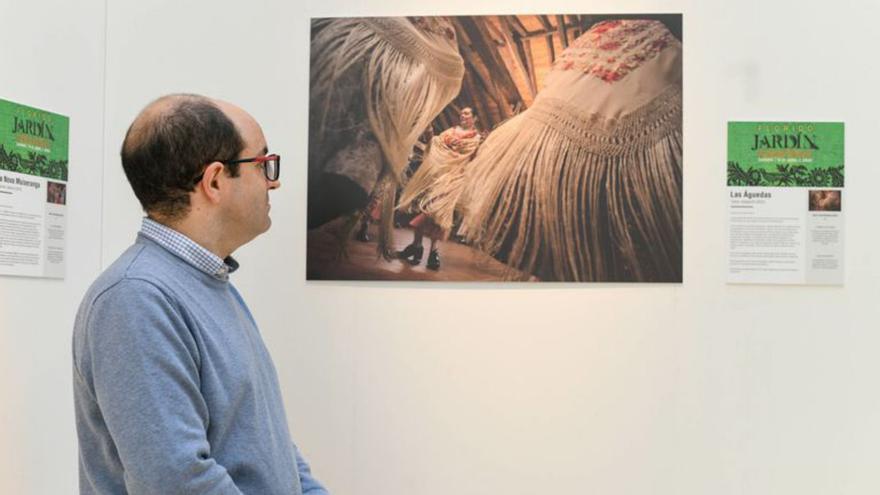 El fotógrafo Gerardo Alonso ante uno de sus trabajos.| M.A.L