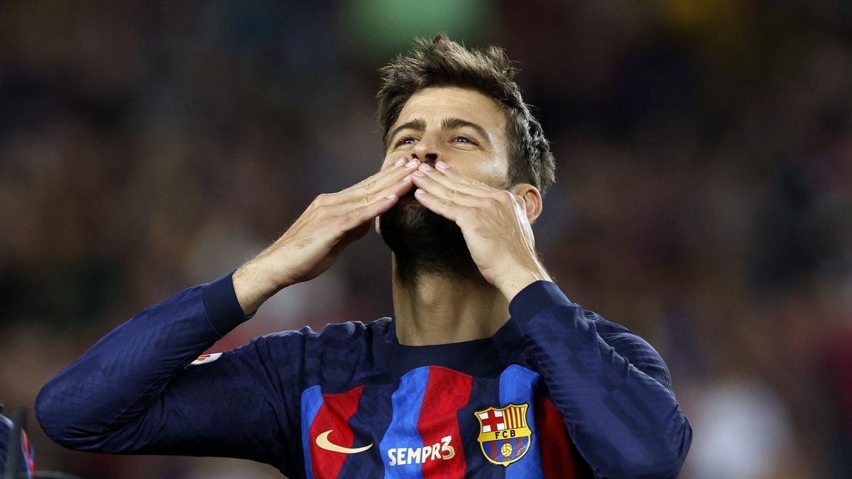 Pique se despide del Camp Nou ovacionado