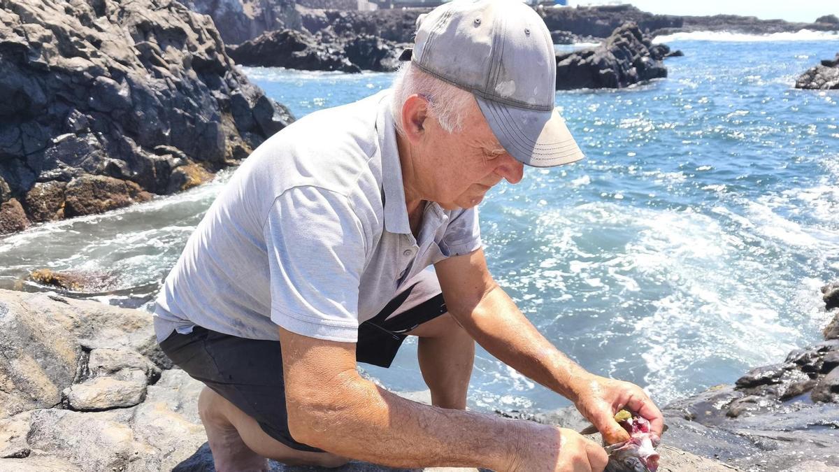 Luis Manuel, preparando el pescado que disfrutaremos en el caldero.