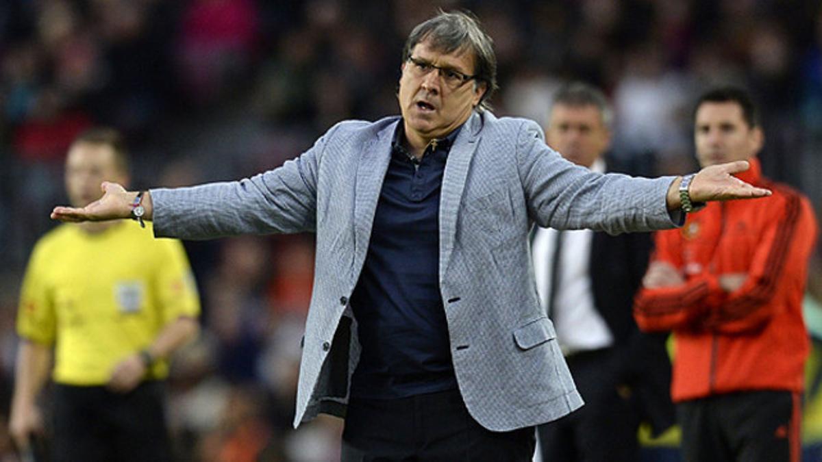 Gerardo 'Tata' Martino protesta una decisión arbitral en el partido contra el Granada