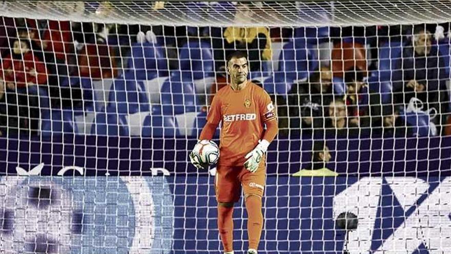 Manolo Reina, en un momento del partido disputado contra el Levante en el Ciutat de València, en la primera vuelta.