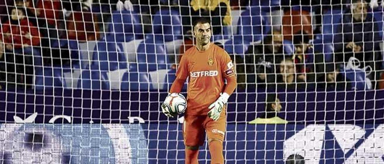 Manolo Reina, en un momento del partido disputado contra el Levante en el Ciutat de València, en la primera vuelta.