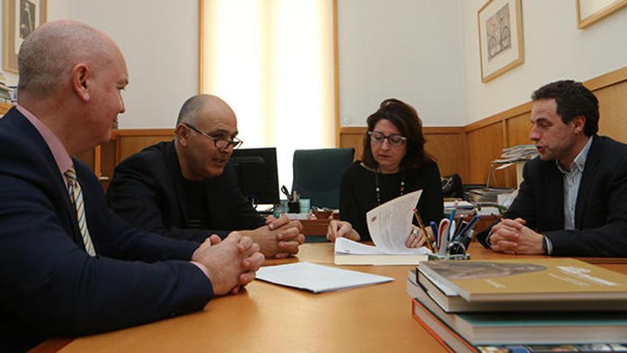 Vicent Martines, Antonio Cortijo, Amparo Navarro i Enrique Herrero, durant la signatura de l&#039;acord