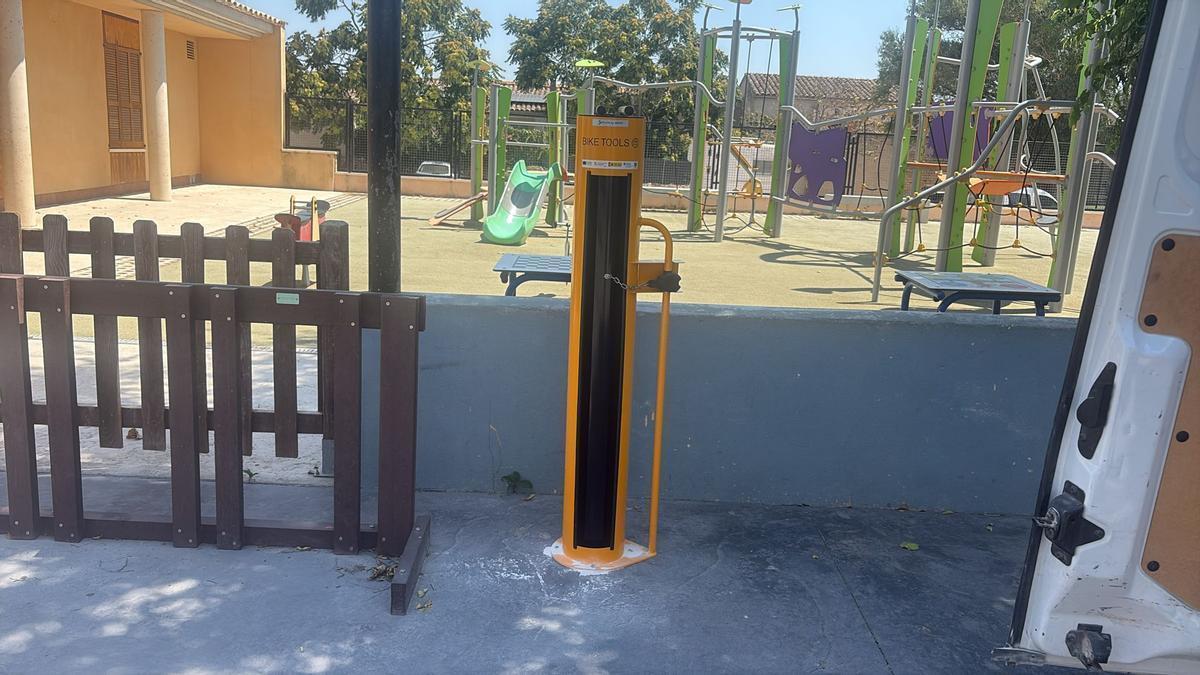 Imagen de uno de los puntos de autorreparación de bicicletas instalados en el Pla.