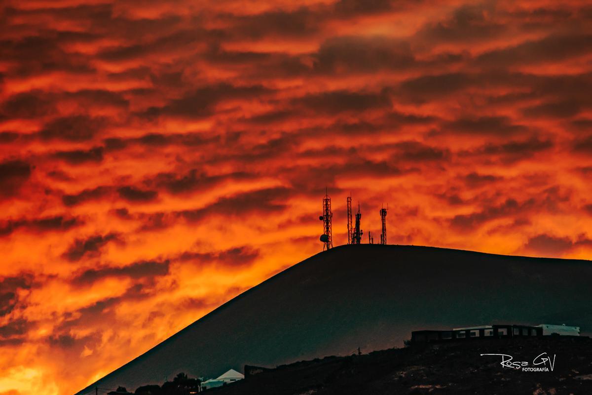 Atardecer en Yaiza con vista a las antenas de comunicación de la Atalaya de Femés.