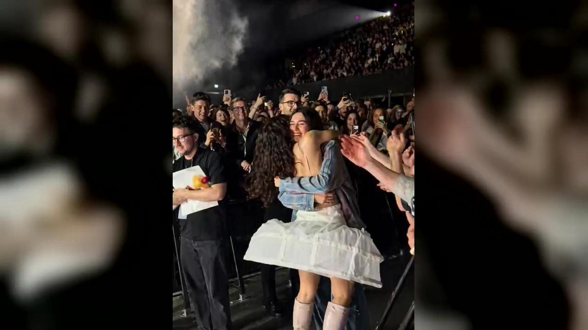 Rosalía abraza a Loli Bahia durante su concierto en Ámsterdam