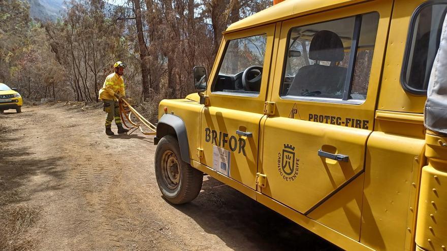 La meteorología da un chance a los equipos de extinción en el incendio de Tenerife