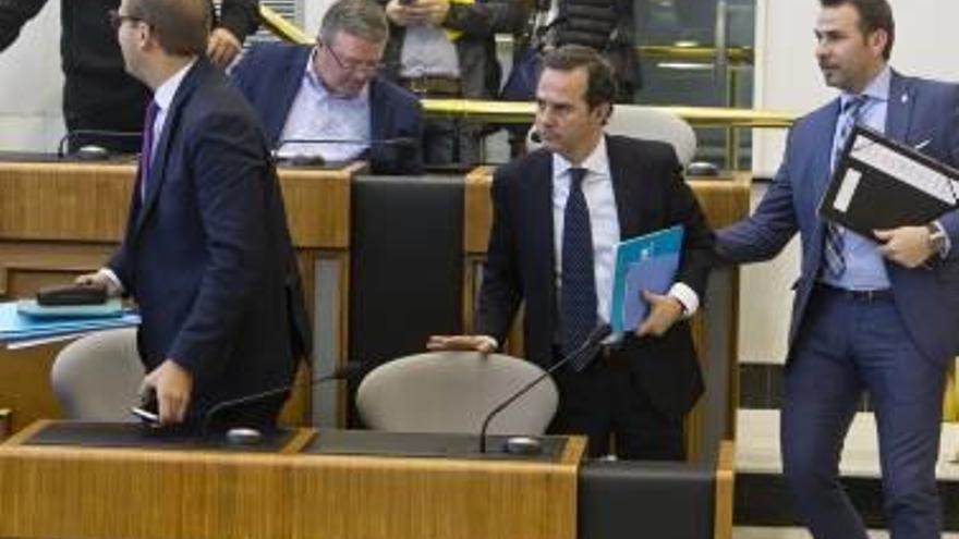 El diputado Carlos Castillo junto a Alejandro Morant y otros diputados del PP.